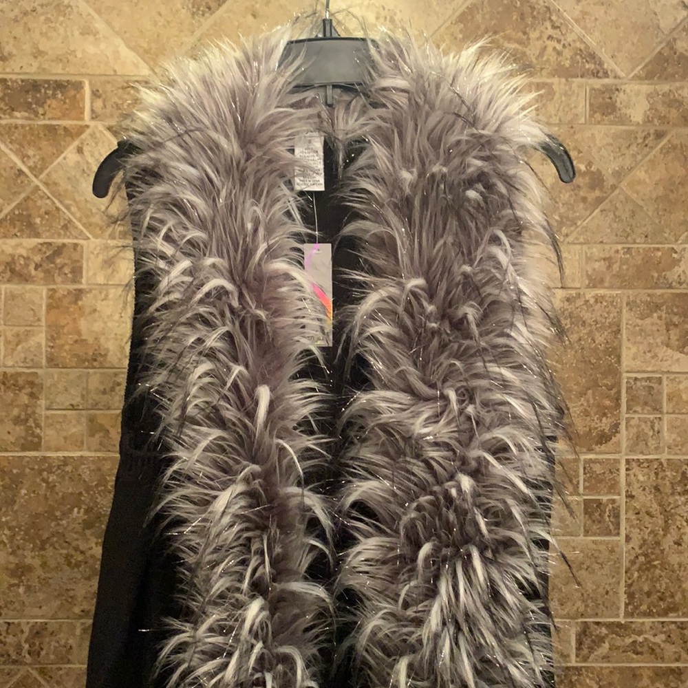 NEW- LA Seine sweater vest with fur collar.